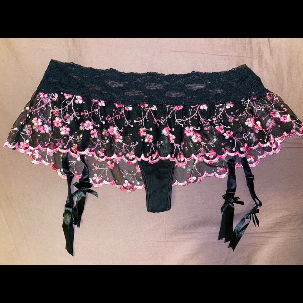 SOLD❗️Victoria Secret Black Thong Garter Belt